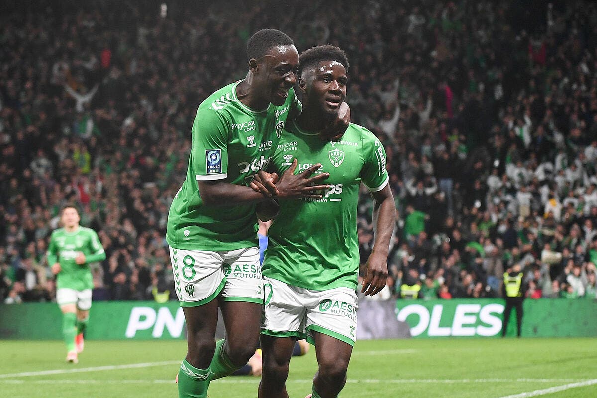 Asse Nabil Djellit Glisse Un Petit Tacle Aux Verts Foot