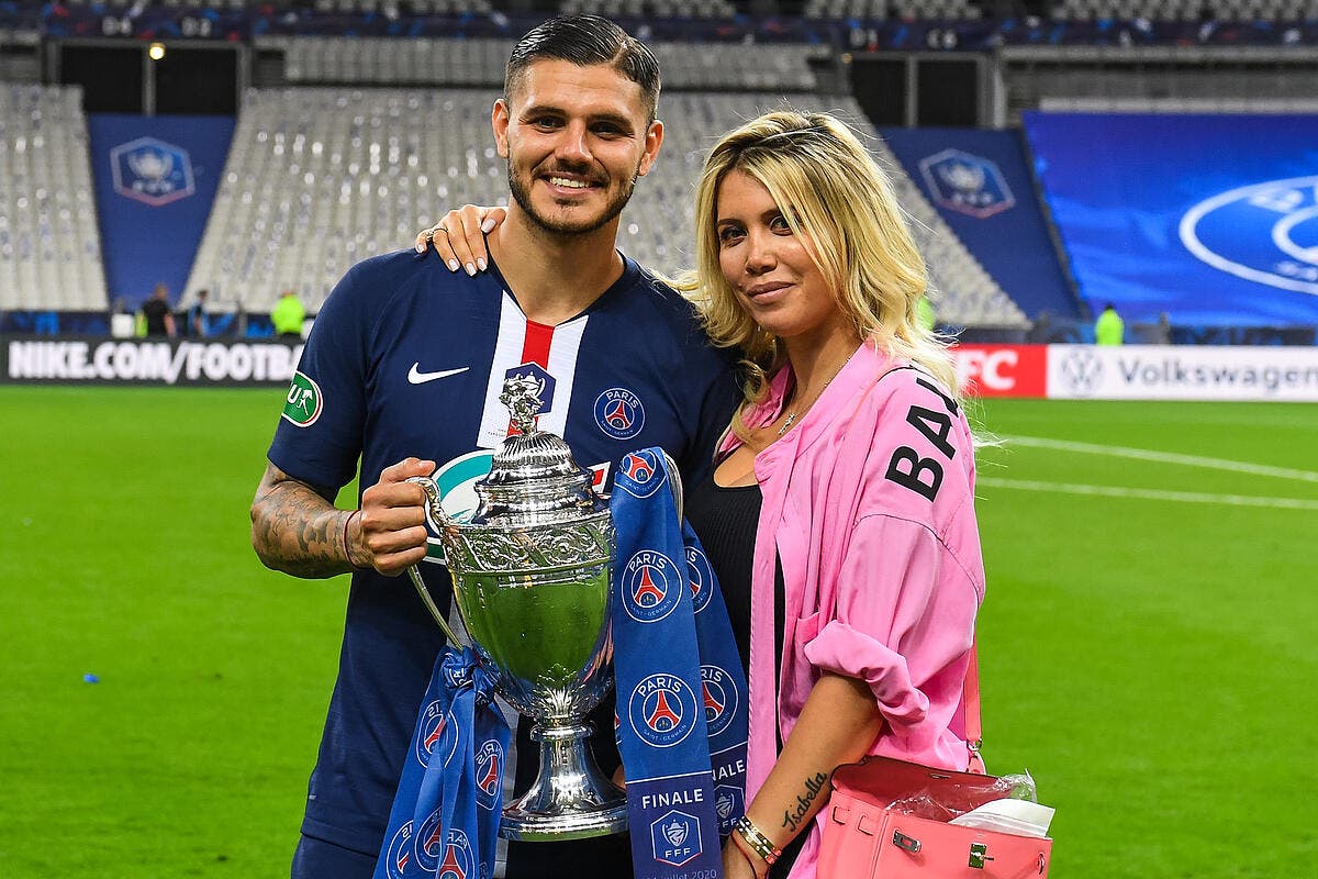 Football Angleterre - Wanda Nara se met à nue en direct, tout va bien ! -  Foot 01