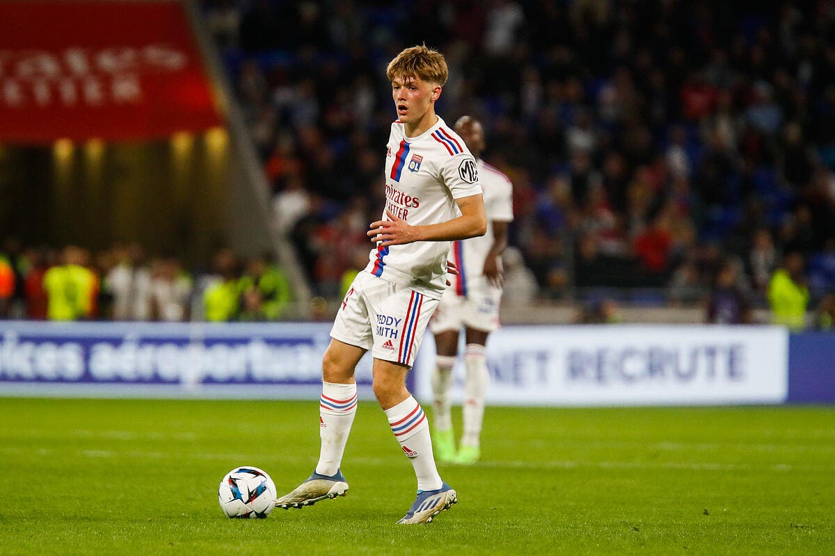 Foot Ol Ol Le Meilleur Lyonnais Collé Sur La Touche Par Blanc