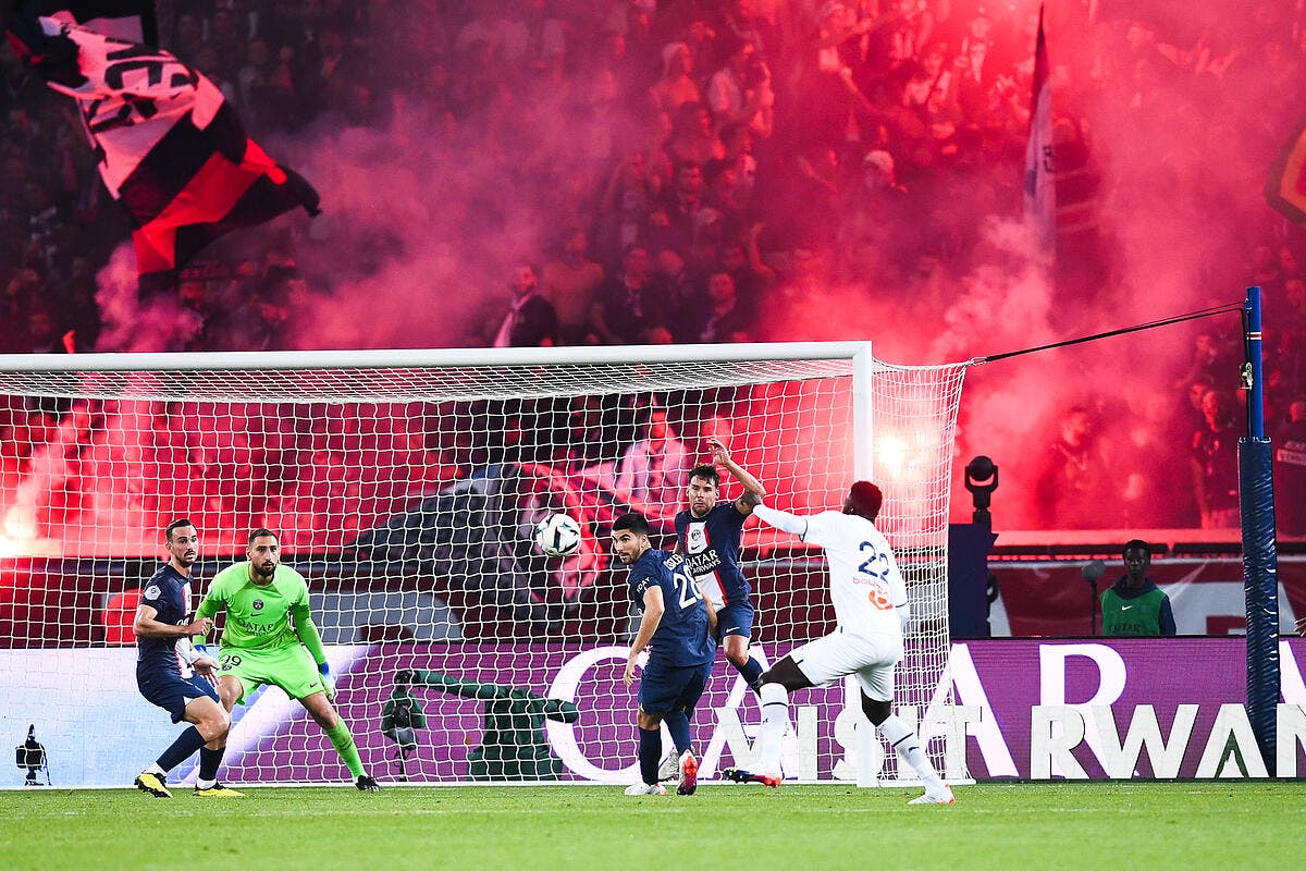 VIDEO. Insolite : un supporter de l'OM accroche un drapeau marseillais sur  le bus du PSG