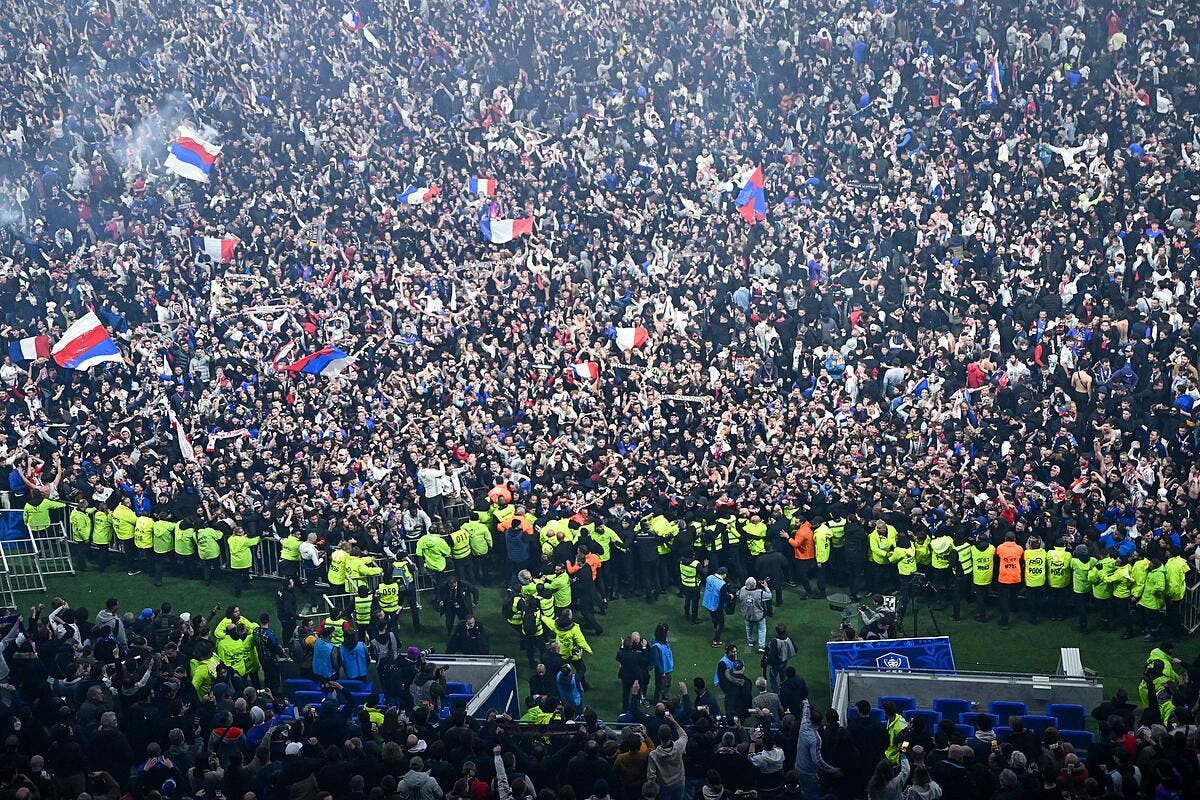 OL : Un supporter vend un bout de pelouse, Lyon rigole - Olympique Lyonnais thumbnail