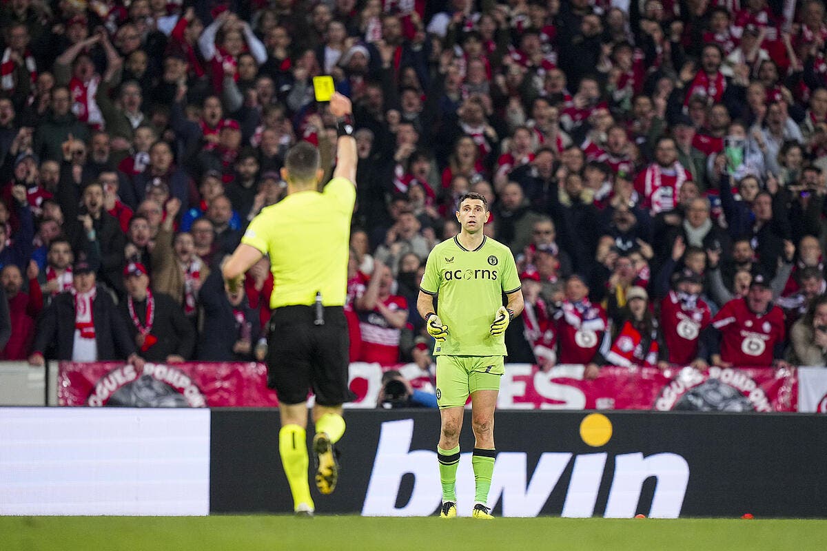 LOSC-Aston Villa : Martinez prend deux jaunes et reste sur le terrain thumbnail