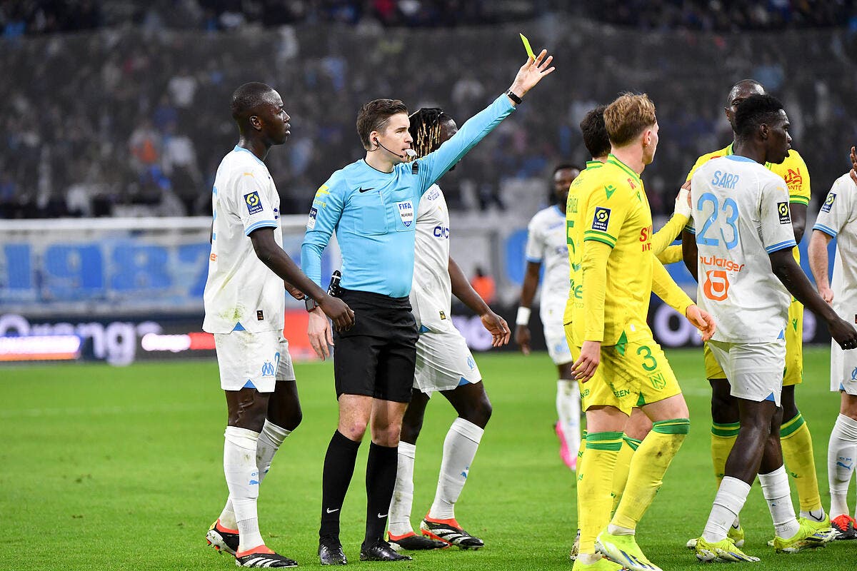 Brèves Actus: L'arbitre meilleur joueur de l'OM, Nantes accuse thumbnail