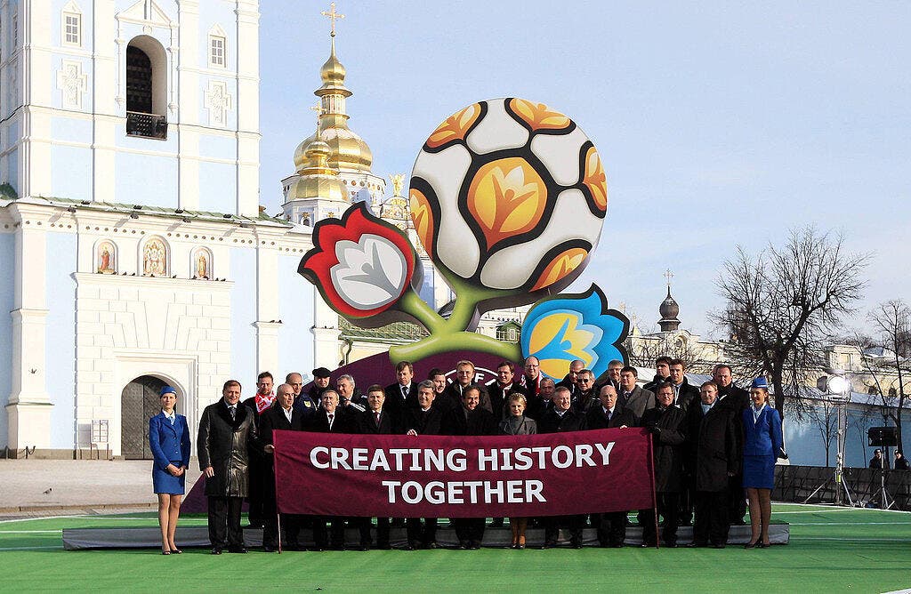 Photos de Foot - La photo foot : Lâ€™Euro 2012 tient son logo - Foot 01