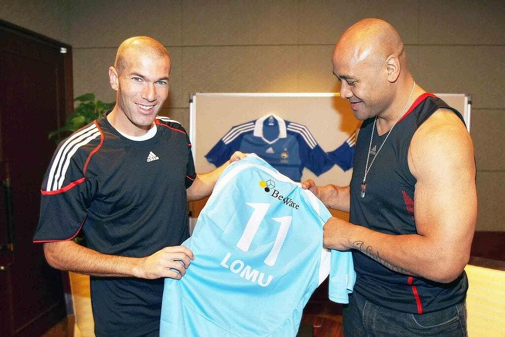 Photos de Foot - La photo foot du jour : Quand Zidane remet le maillot