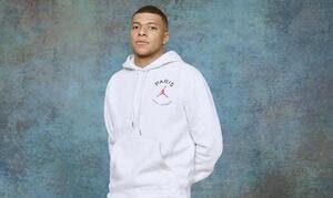 Mbappé pose avec un maillot blanc, alerte à Madrid