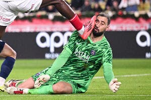 PSG : Donnarumma dévisagé par Singo, l'image choc