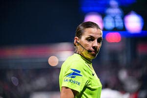 Stéphanie Frappart perd sa couronne de meilleure arbitre mondiale