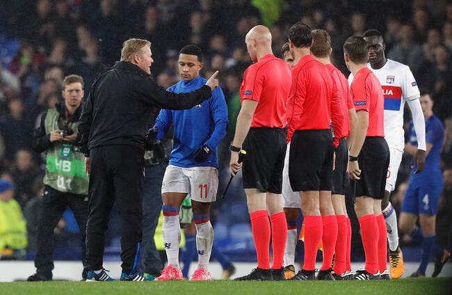 Everton-OL : L’arbitre a mis un énorme tacle à Koeman...