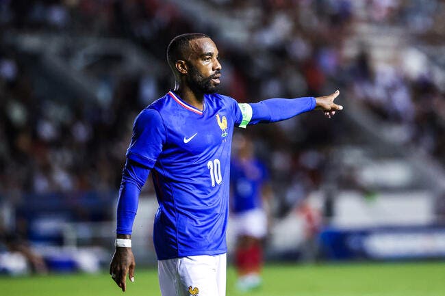 Lacazette jette son maillot de l'OL pour séduire Marseille