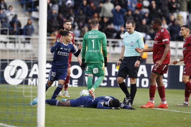 L2 : Le Paris FC chouine contre les arbitres