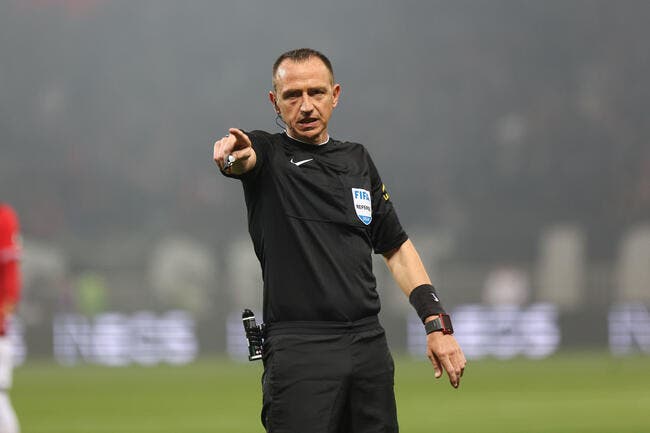 Ce célèbre arbitre expulsé de la Ligue 1