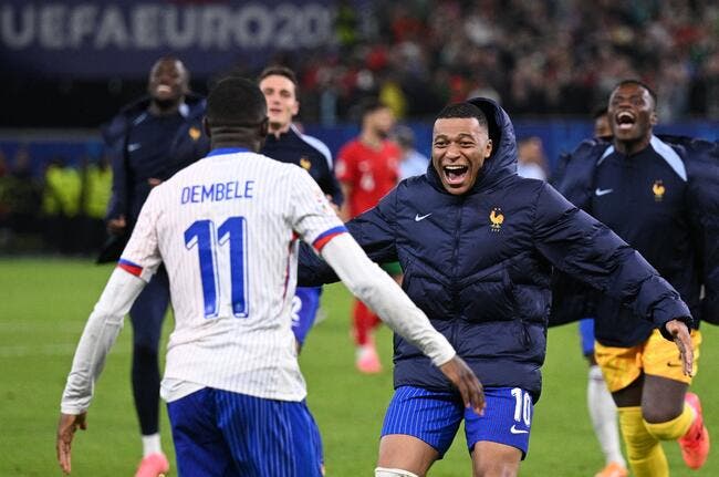 Mbappé achète sa carte de supporter au PSG !