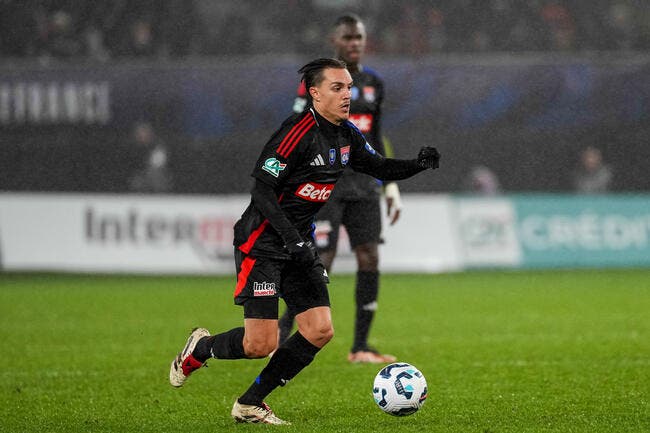 OL : Les supporters saluent l'enfant du club Caqueret