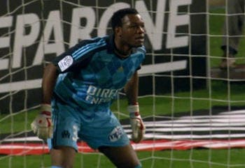 Mandanda pisté par Manchester City