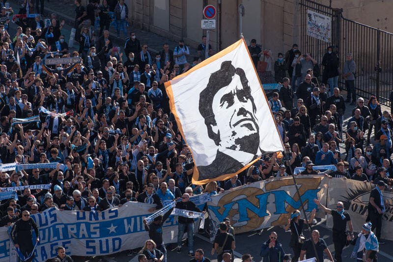 Bernard Tapie : L’hommage des supporters de l'OM en images