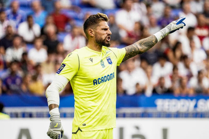 OM : Benoit Costil, la marionnette de Longoria au mercato