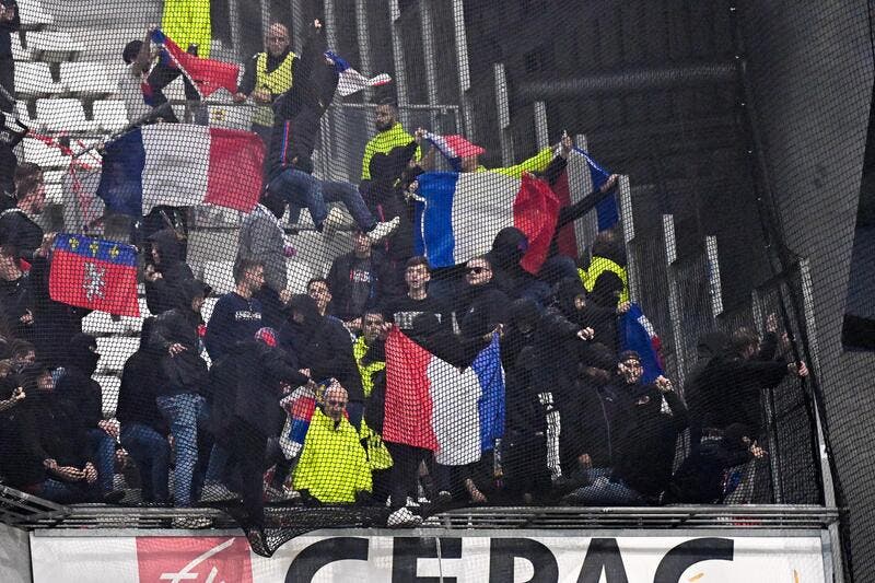  Les supporters attaqués tirent le signal d'alarme avant un drame