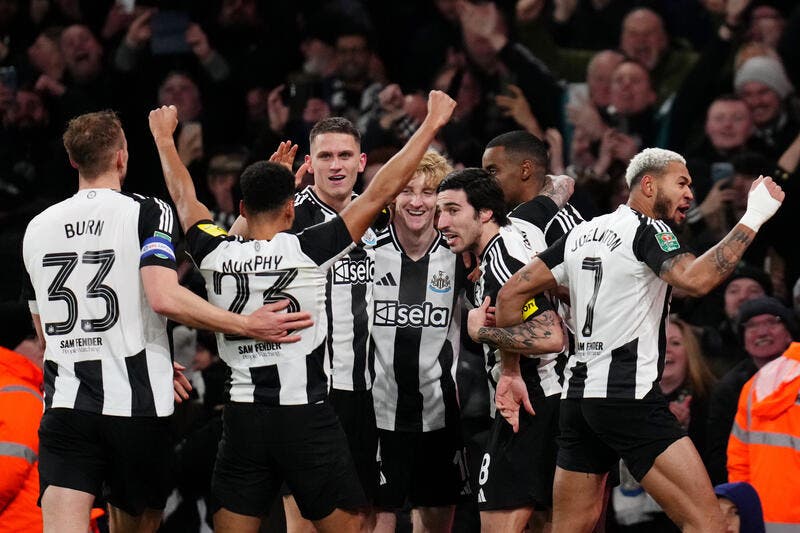  Arsenal piégé, Newcastle a un pied en finale